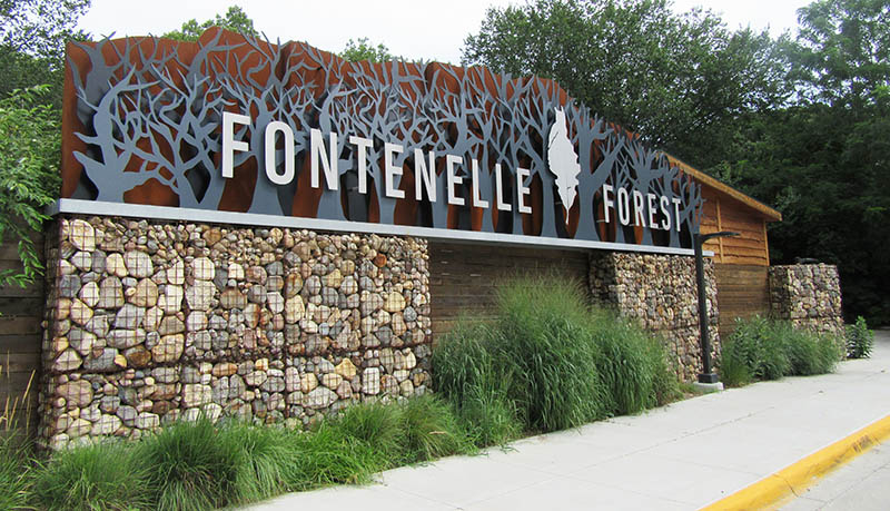 The front sign that welcomes visitors to Fontenelle Forest.